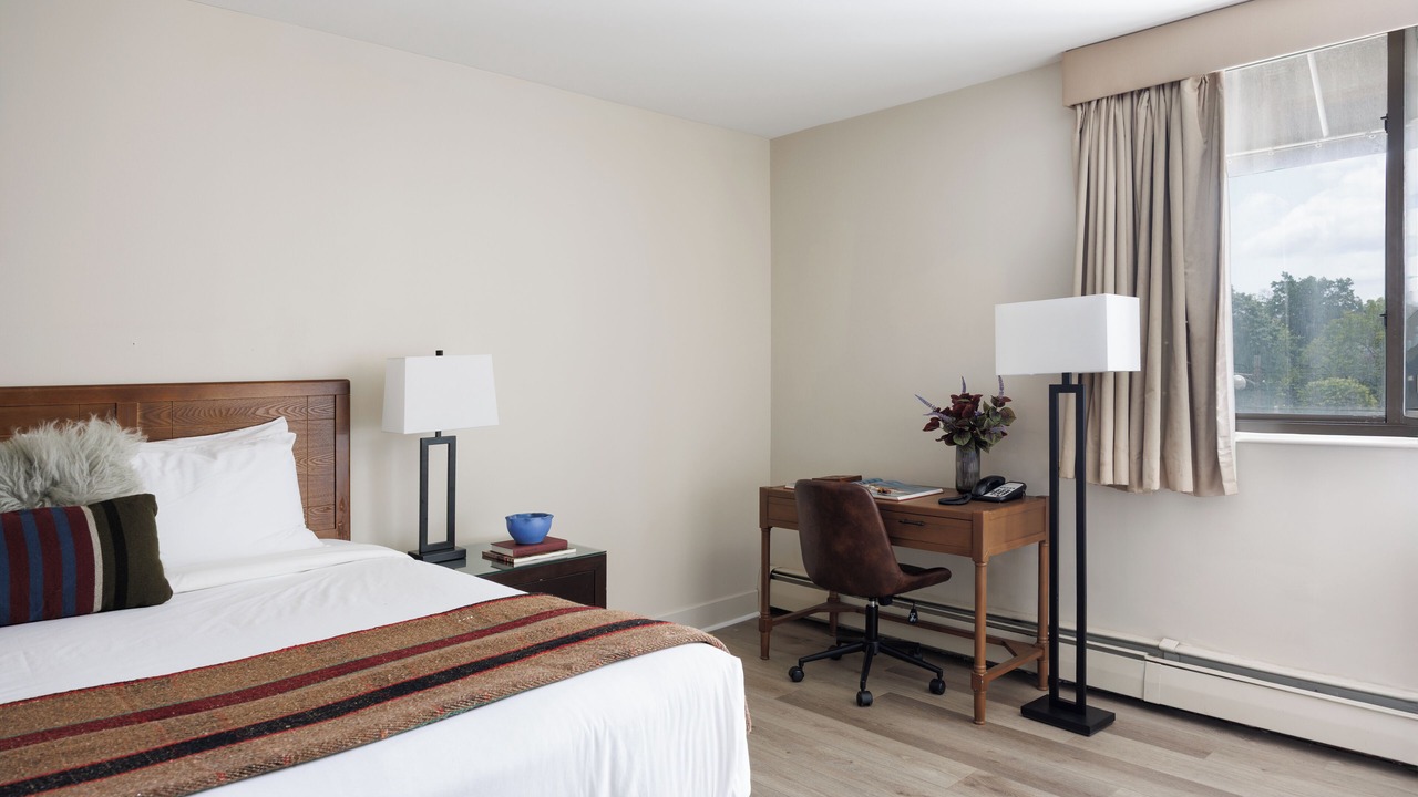 Photo of Bedroom in Great Neck Plaza