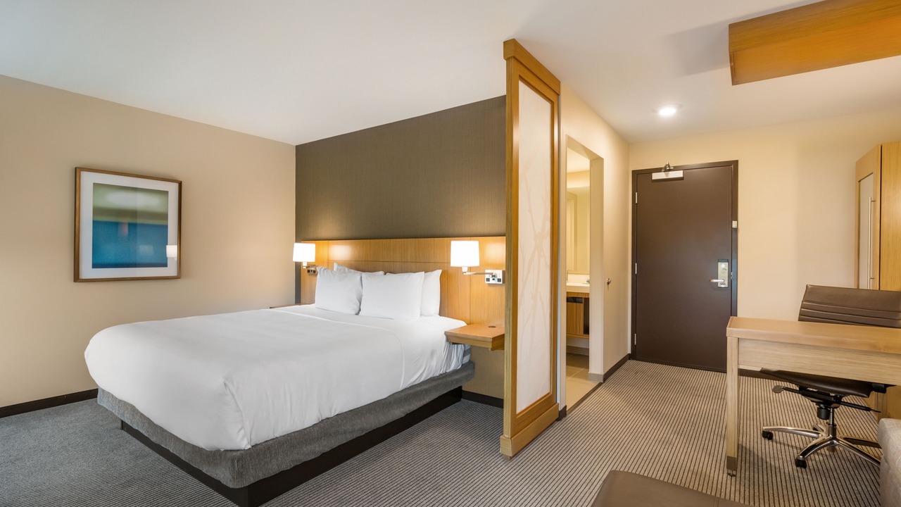 Photo of Bedroom in Coliseum Central