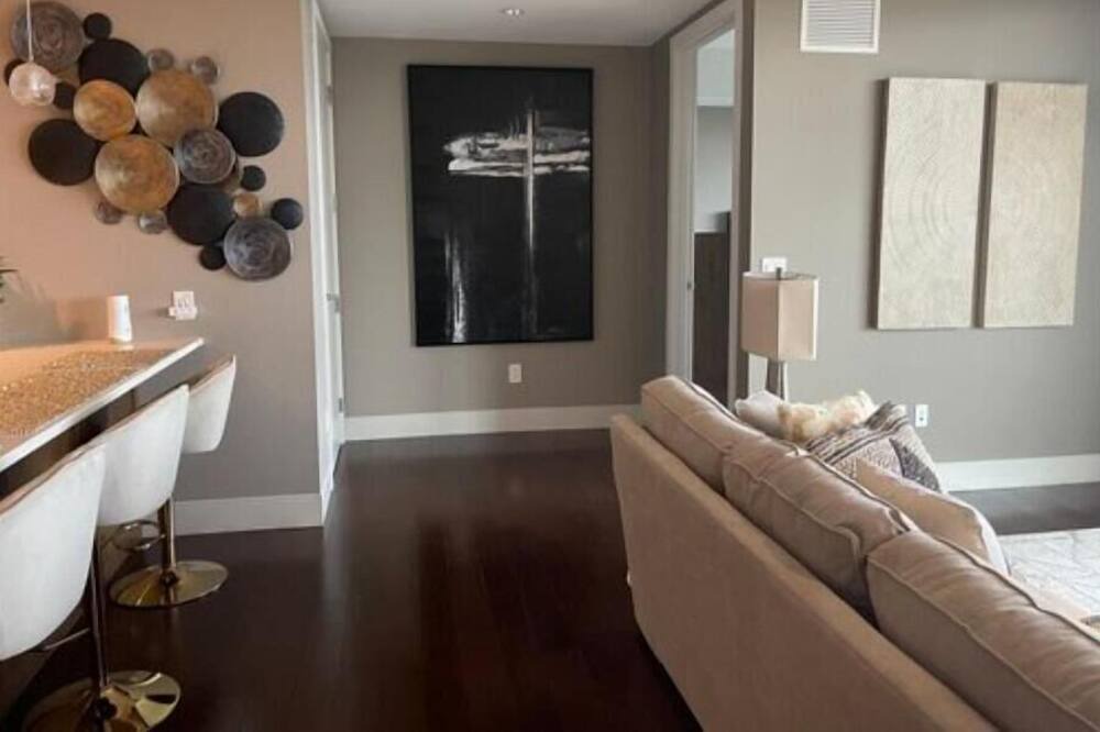 Photo of Livingroom in University Circle