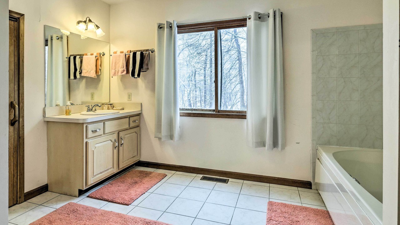Photo of Bathroom in Pocono Mountain Lake