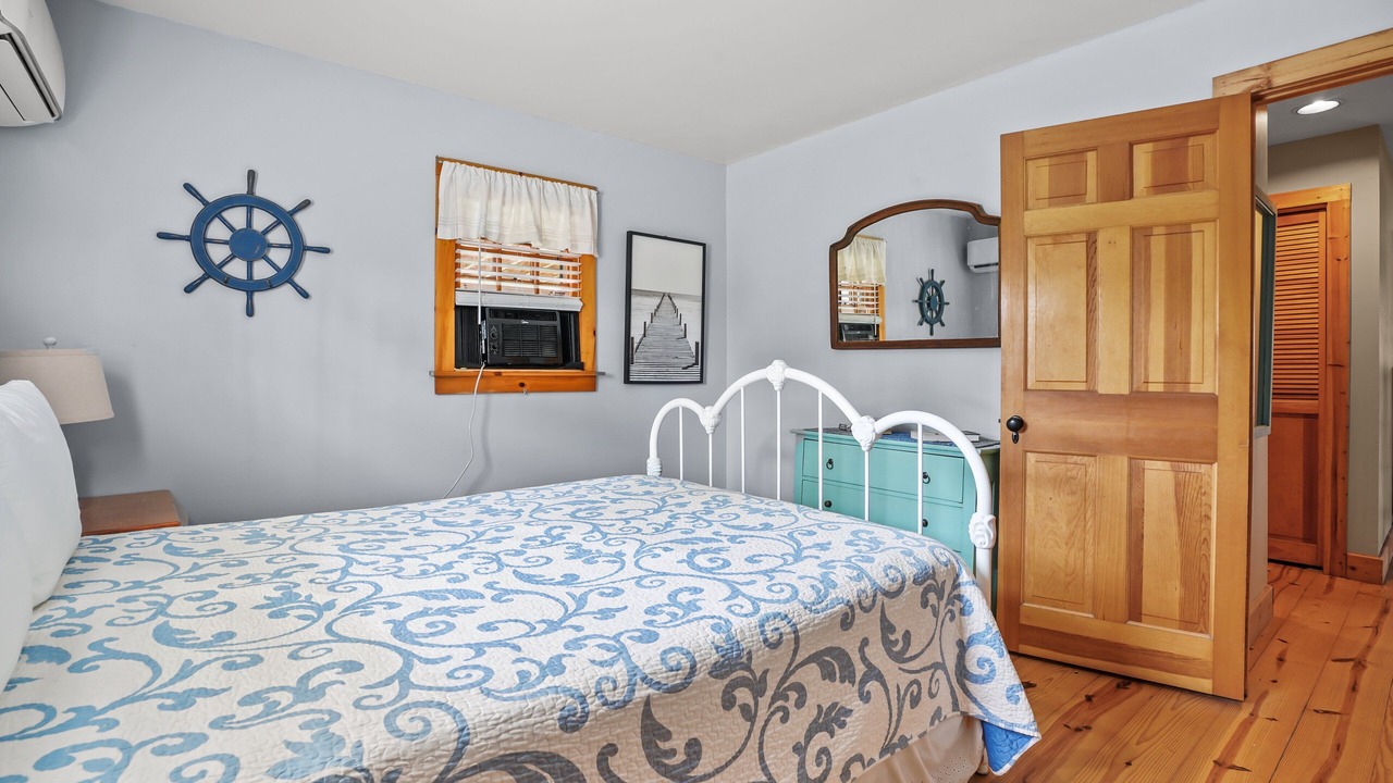 Photo of Bedroom in Piney Island