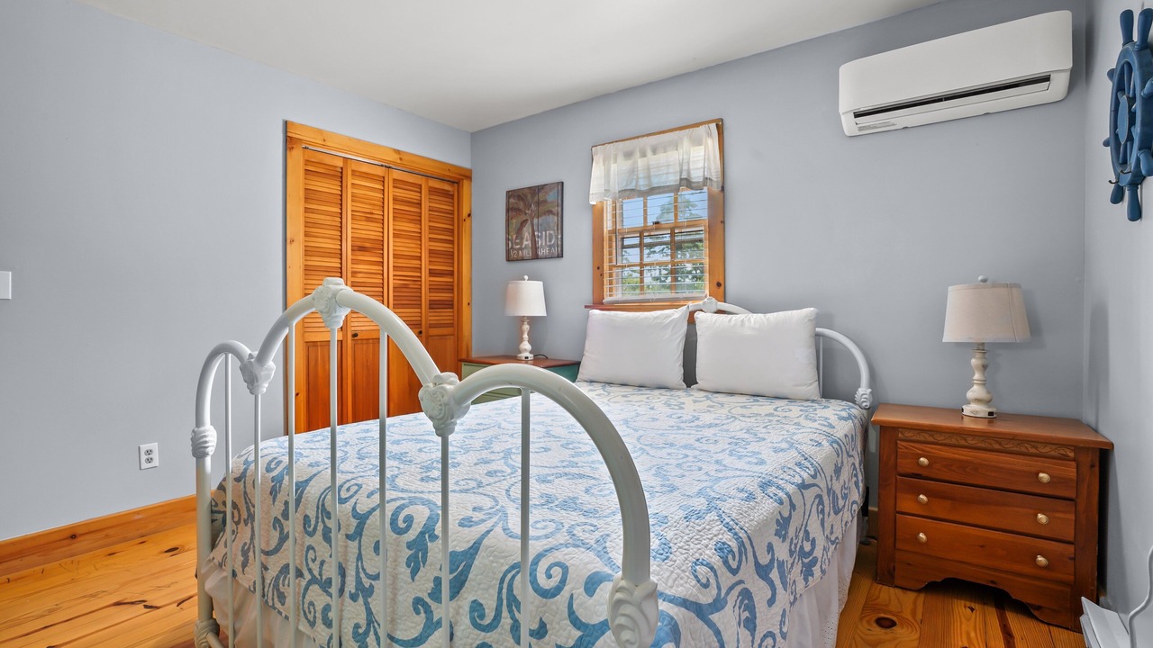 Photo of Bedroom in Piney Island