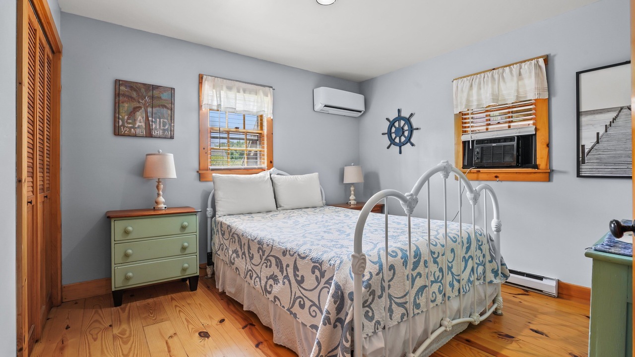 Photo of Bedroom in Piney Island