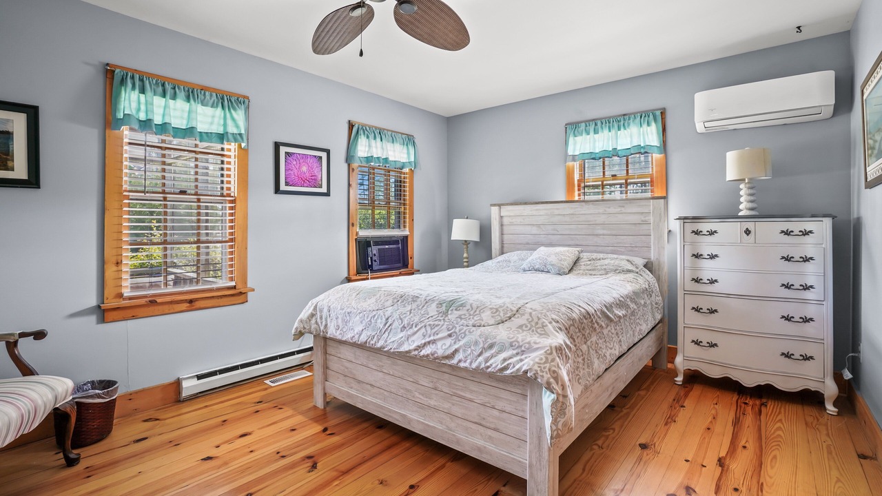 Photo of Bedroom in Piney Island