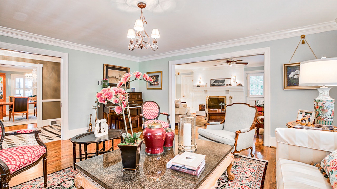Photo of Livingroom in Historic District
