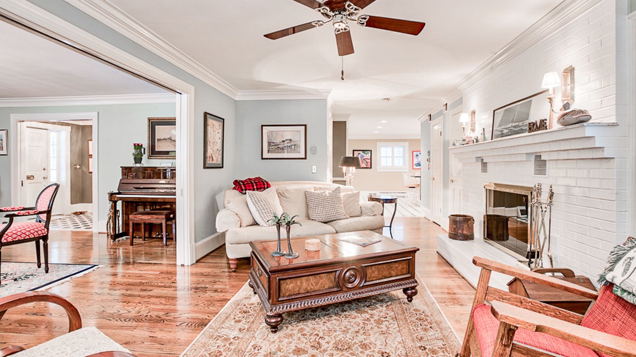 Photo of Livingroom in Historic District
