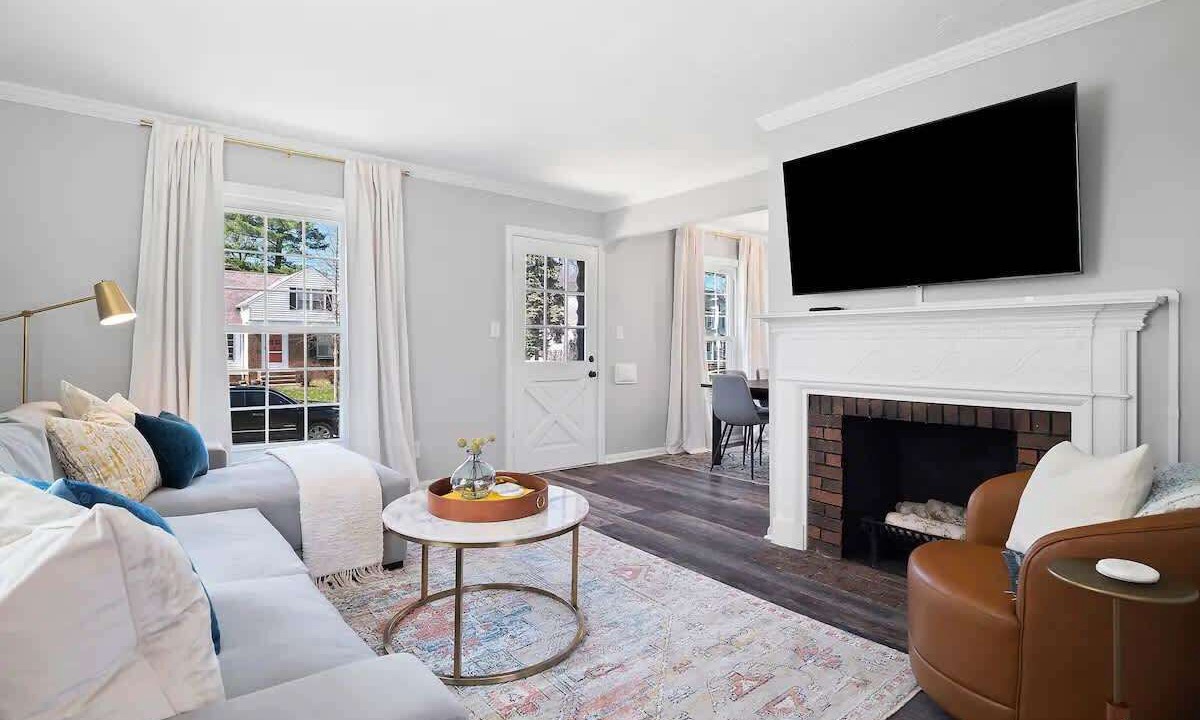 Photo of Livingroom in South Euclid