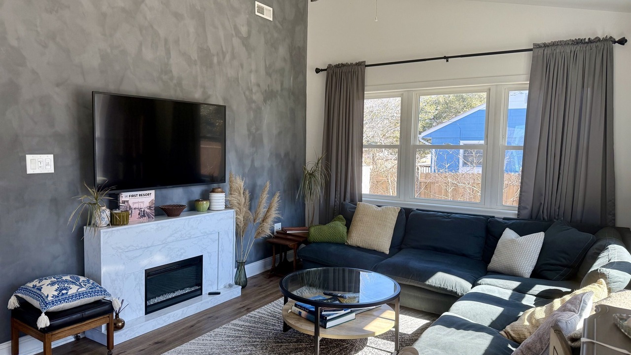Photo of Livingroom in Town Bank