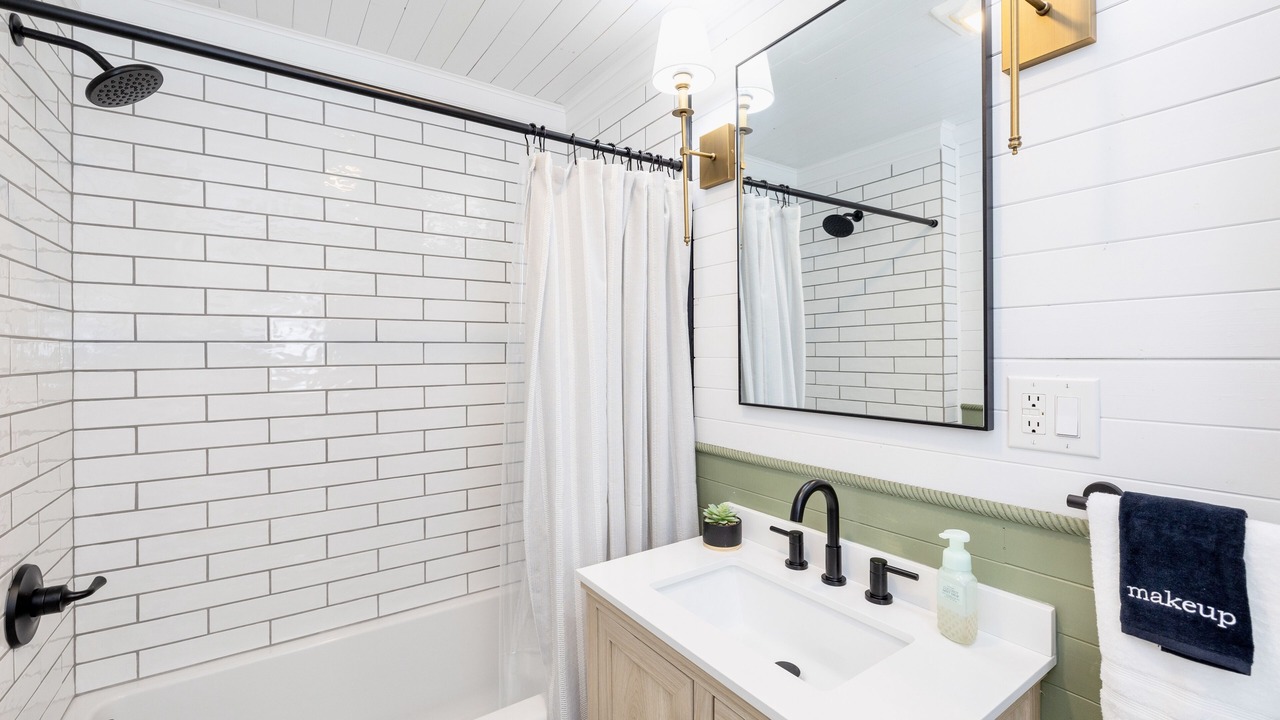 Photo of Bathroom in Lakeview