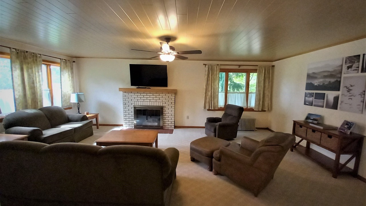 Photo of Livingroom in Oil City