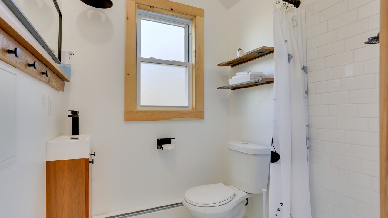 Photo of Bathroom in Swan Lake