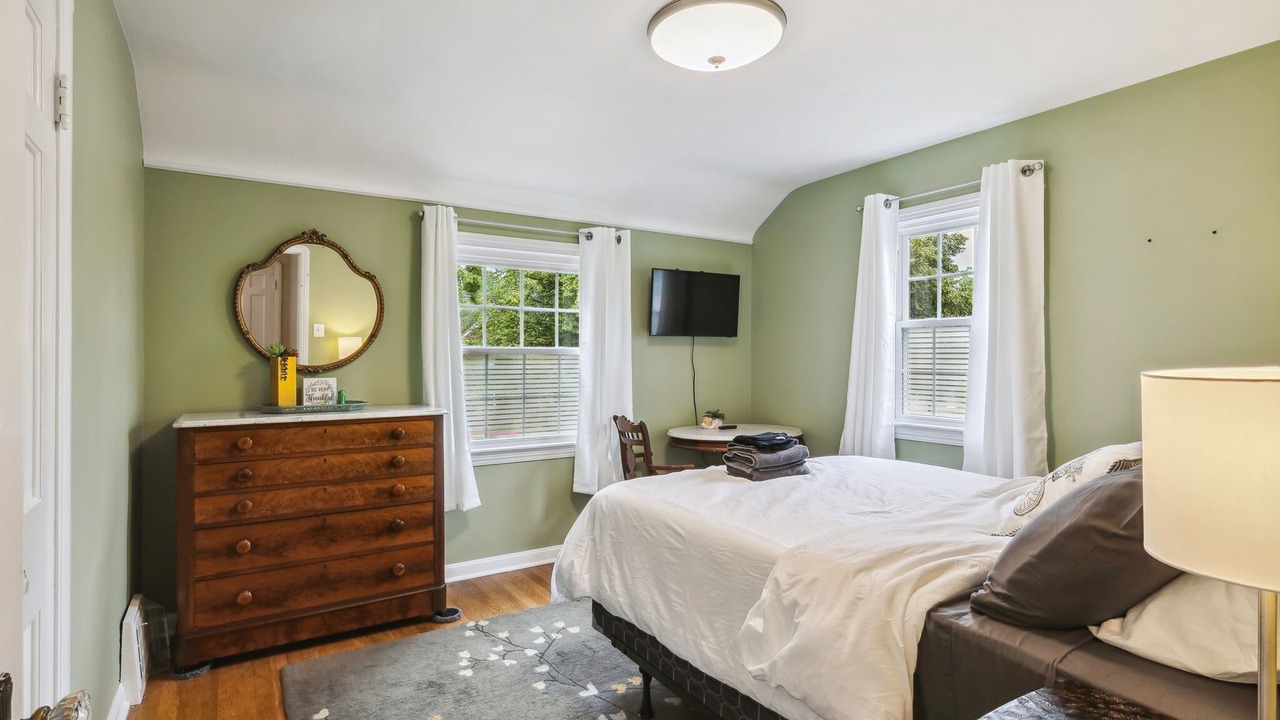Photo of Bedroom in Cuyahoga County