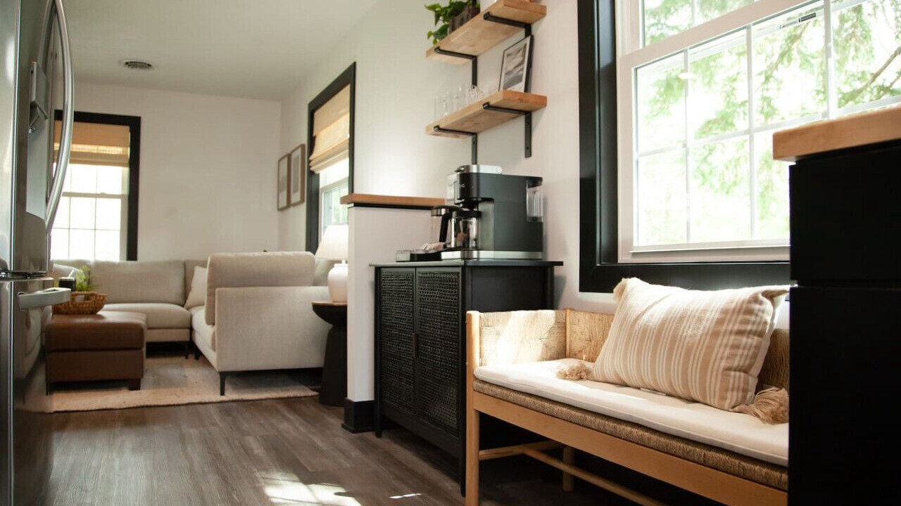 Photo of Livingroom in George Haywood's Lakefront