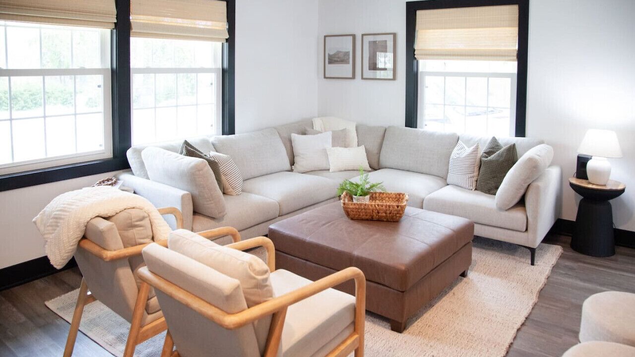 Photo of Livingroom in George Haywood's Lakefront