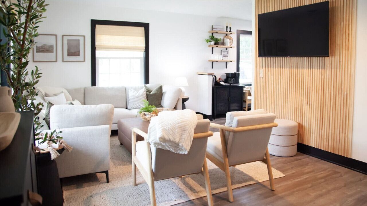 Photo of Livingroom in George Haywood's Lakefront
