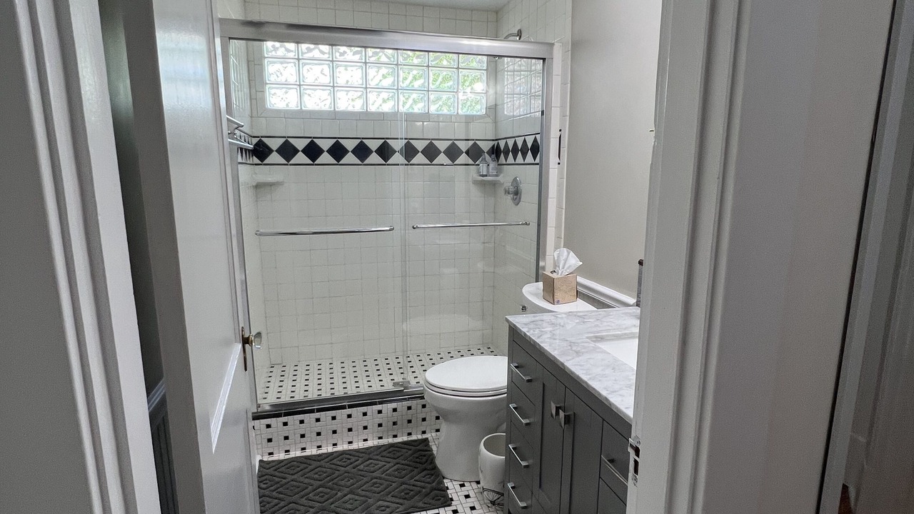 Photo of Bathroom in Jefferson Park Avenue