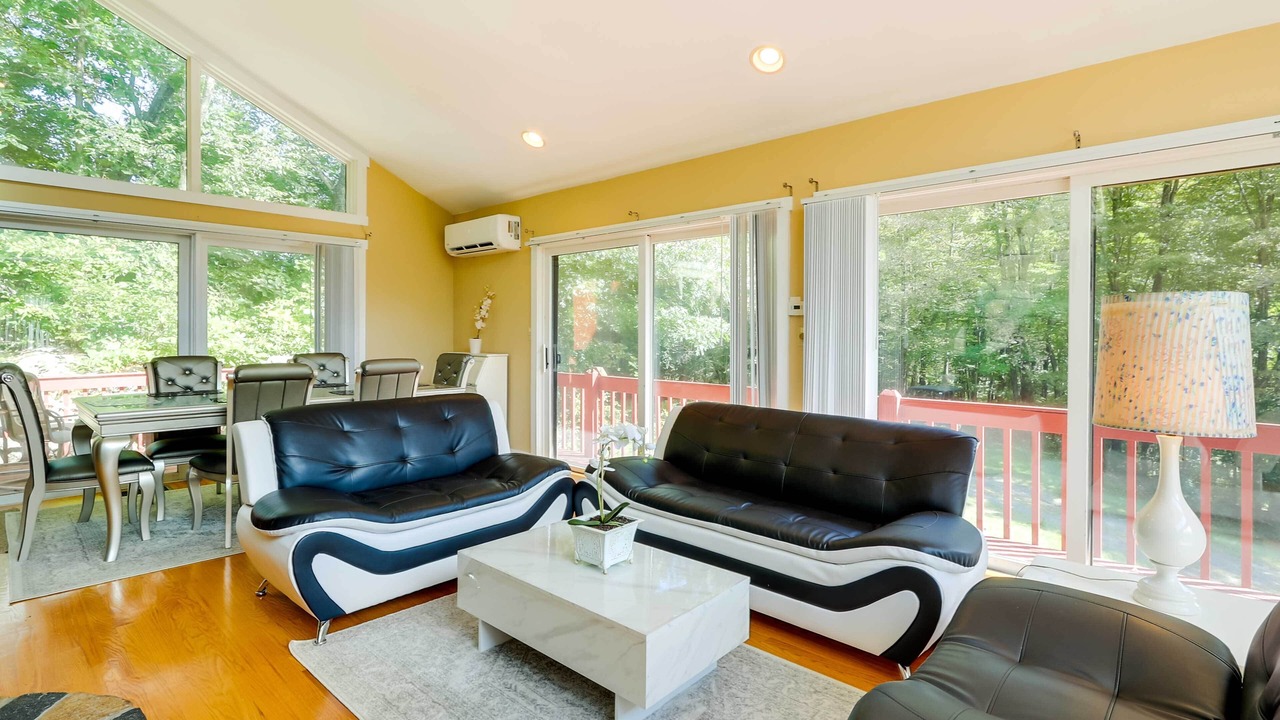 Photo of Livingroom in Woodbury
