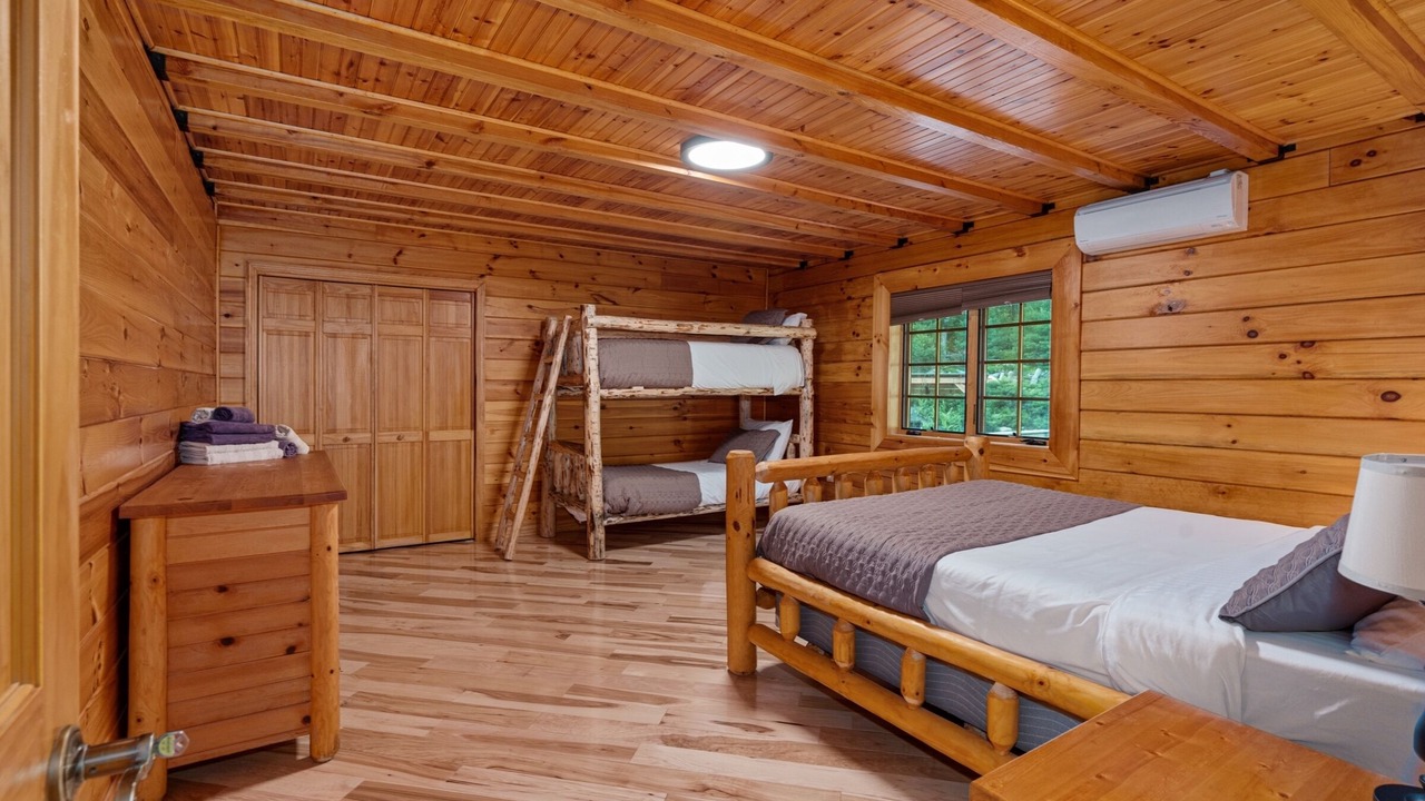 Photo of Bedroom in Highland Lake