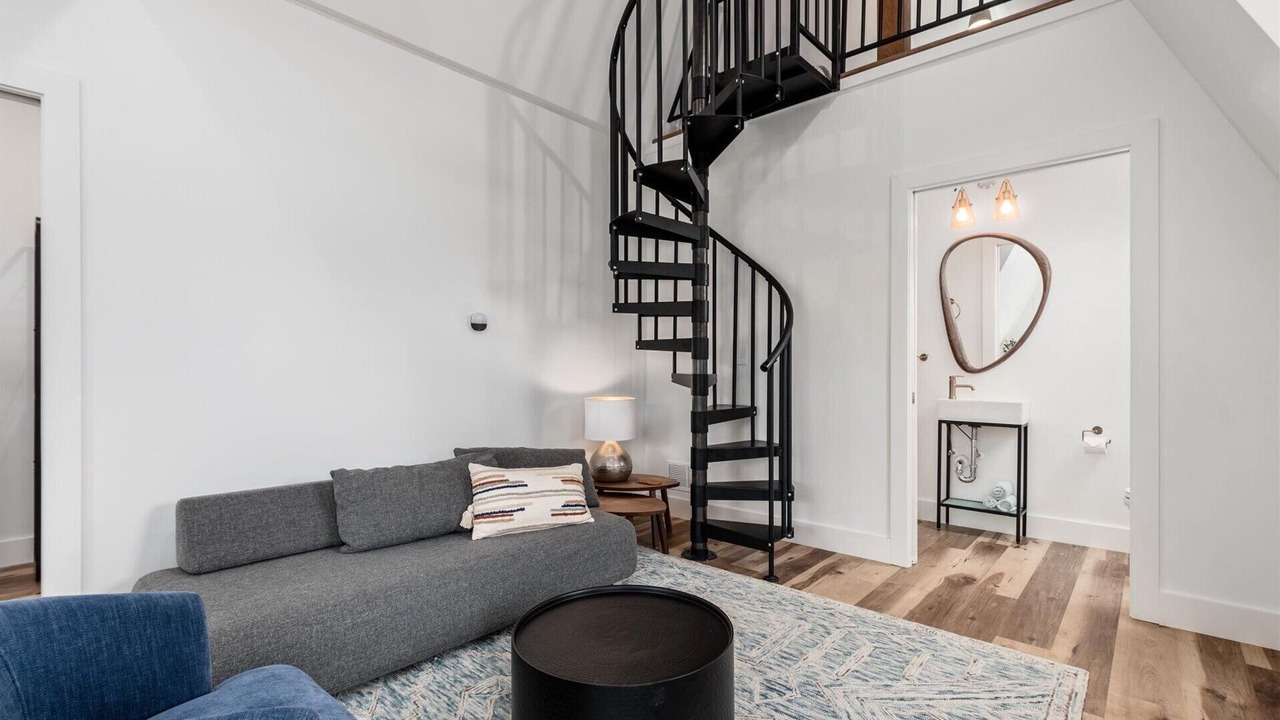 Photo of Livingroom in Summit Station