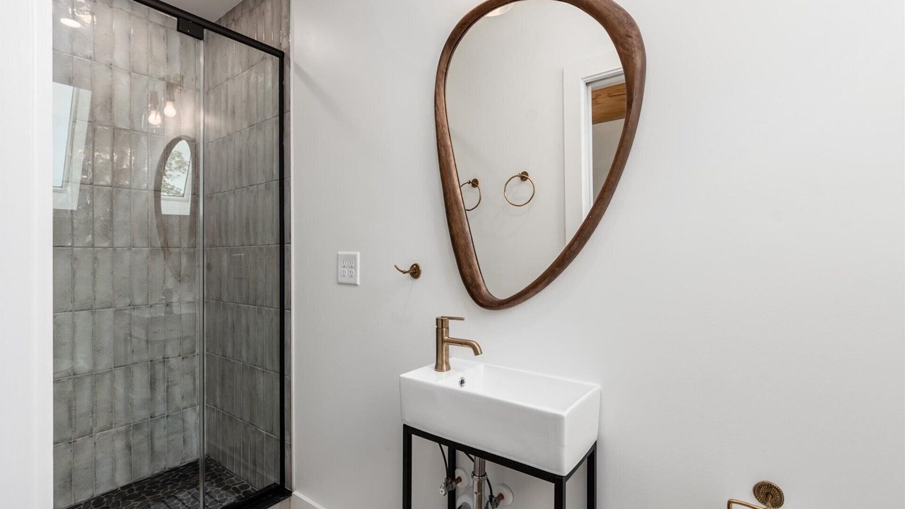 Photo of Bathroom in Summit Station