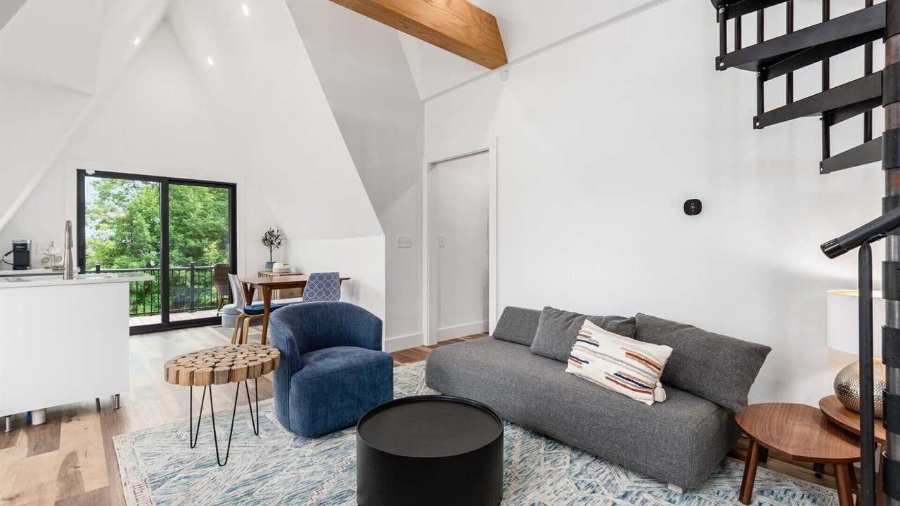 Photo of Livingroom in Summit Station