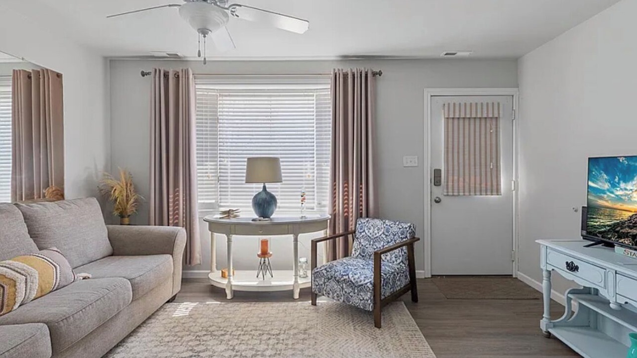 Photo of Livingroom in Town Bank