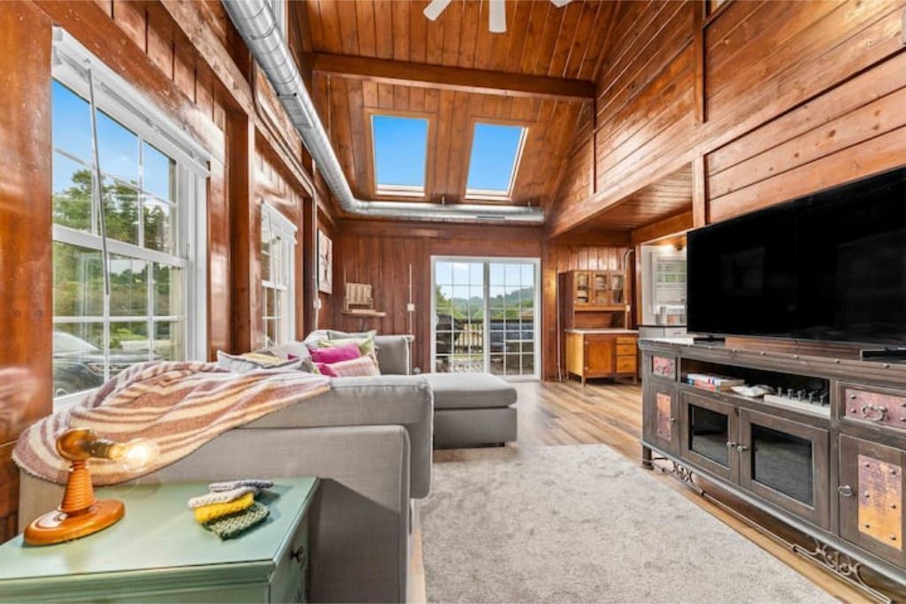 Photo of Livingroom in Cheat Lake