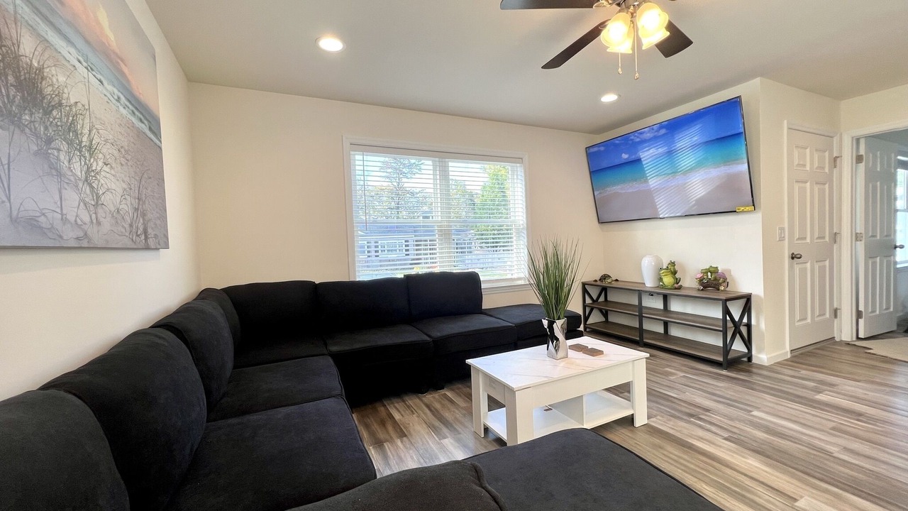 Photo of Livingroom in Town Bank