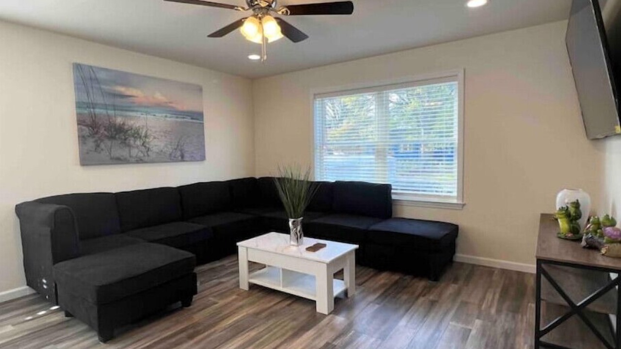 Photo of Livingroom in Town Bank