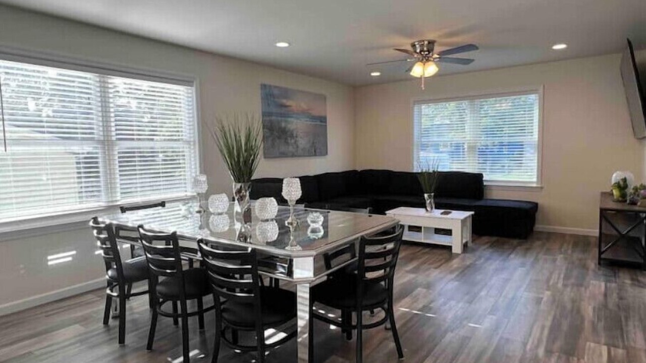 Photo of Livingroom in Town Bank
