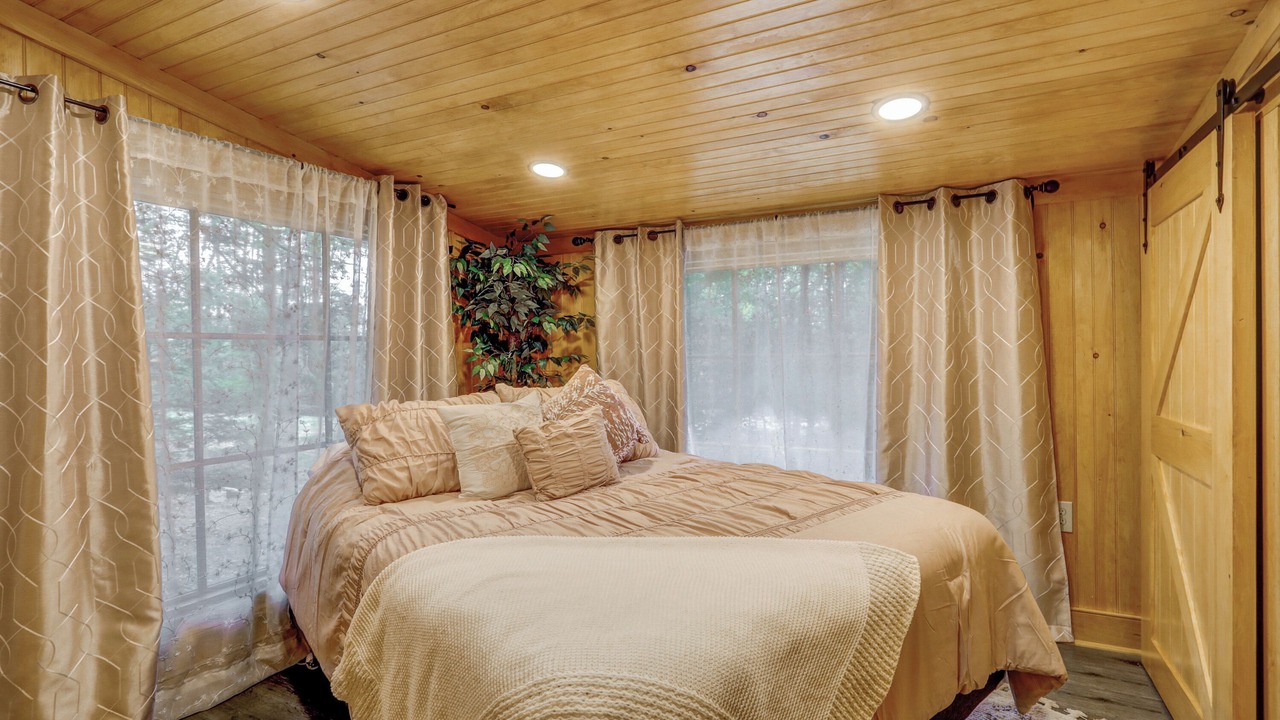Photo of Bedroom in Laurelton