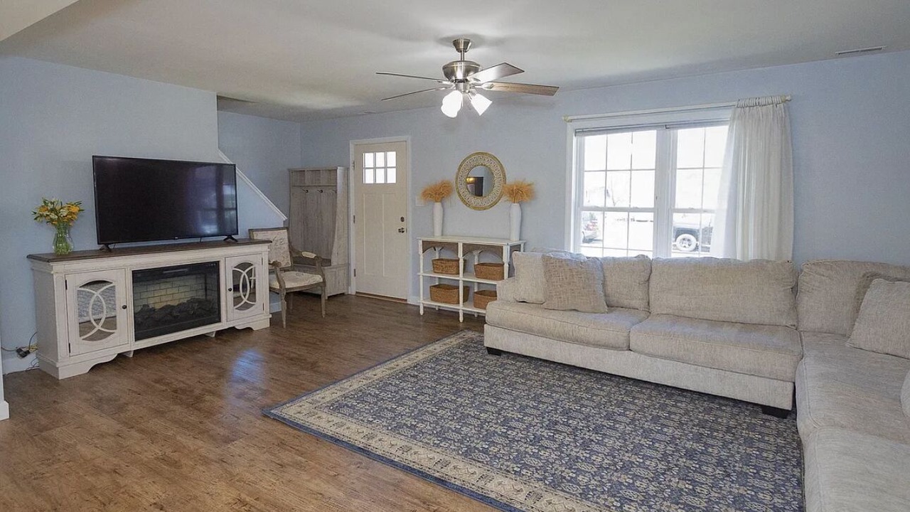 Photo of Livingroom in Town Bank