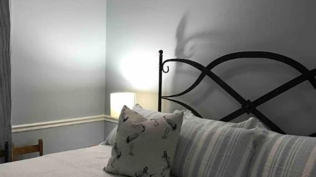 Photo of Bedroom in Hood