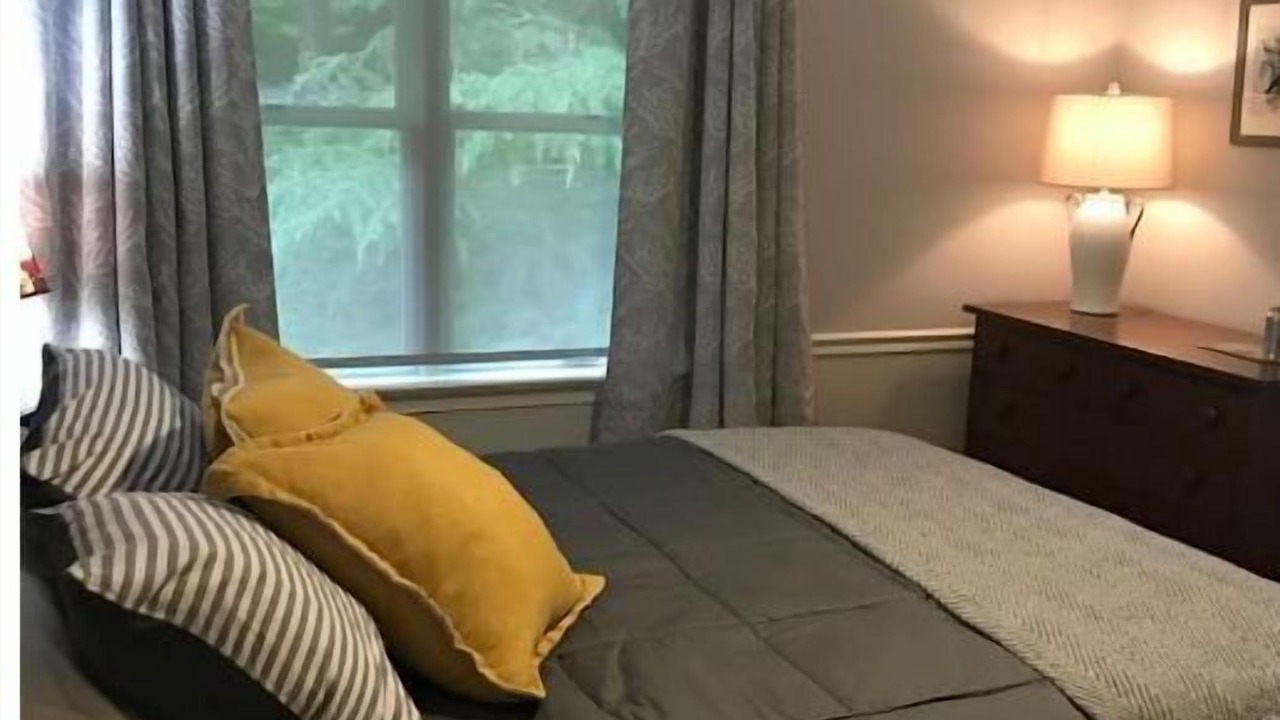 Photo of Bedroom in Hood
