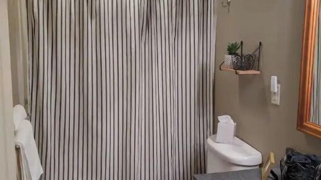 Photo of Bathroom in Peach Glen