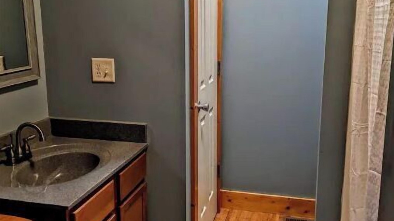 Photo of Bathroom in Peach Glen