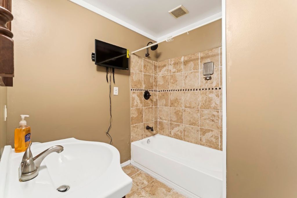 Photo of Bathroom in Monroe Heights