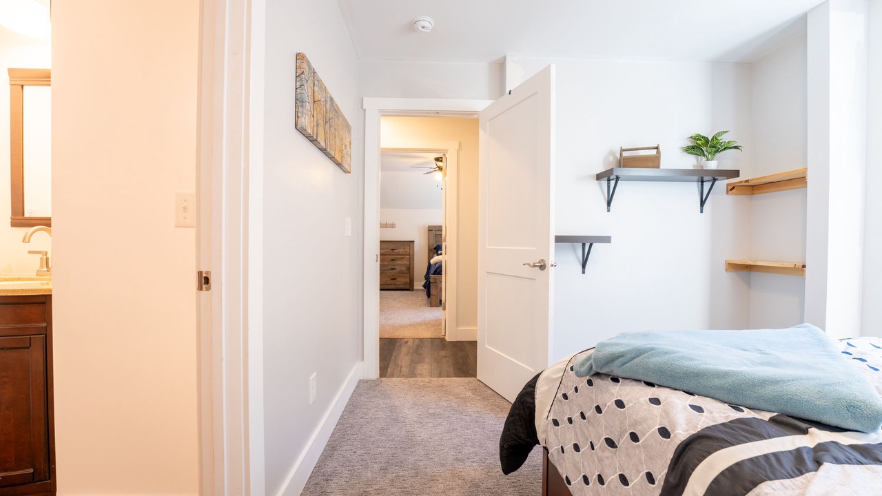 Photo of Bedroom in Flat Hollow Marina