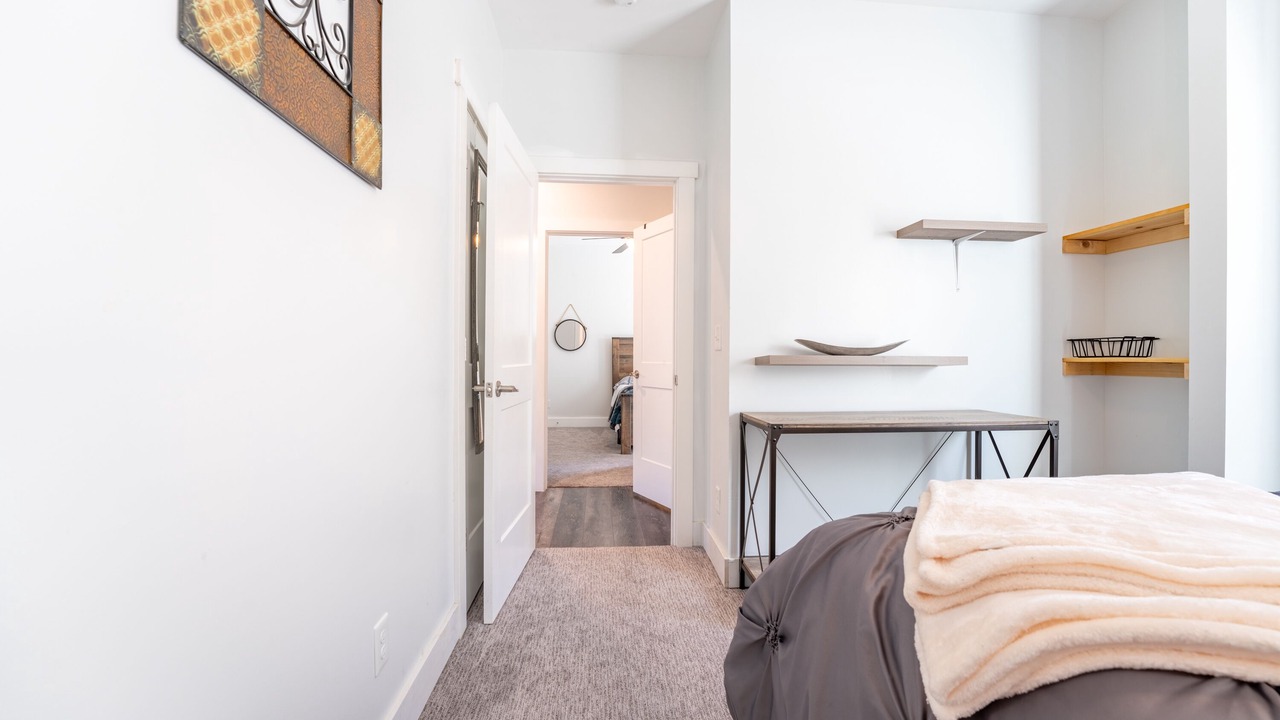 Photo of Bedroom in Flat Hollow Marina