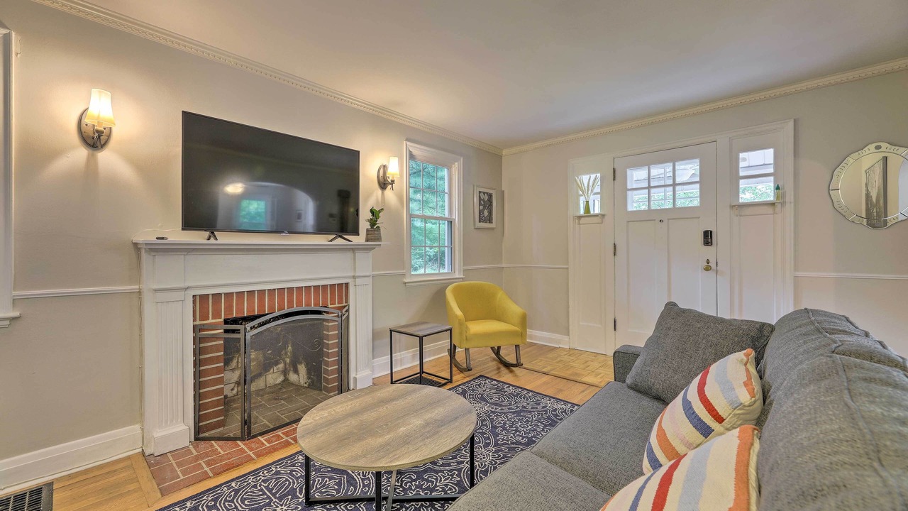 Photo of Livingroom in Roselawn Finance