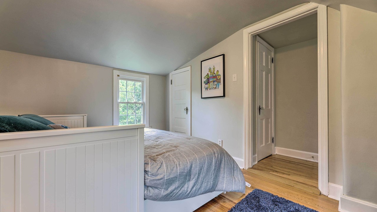 Photo of Bedroom in Roselawn Finance