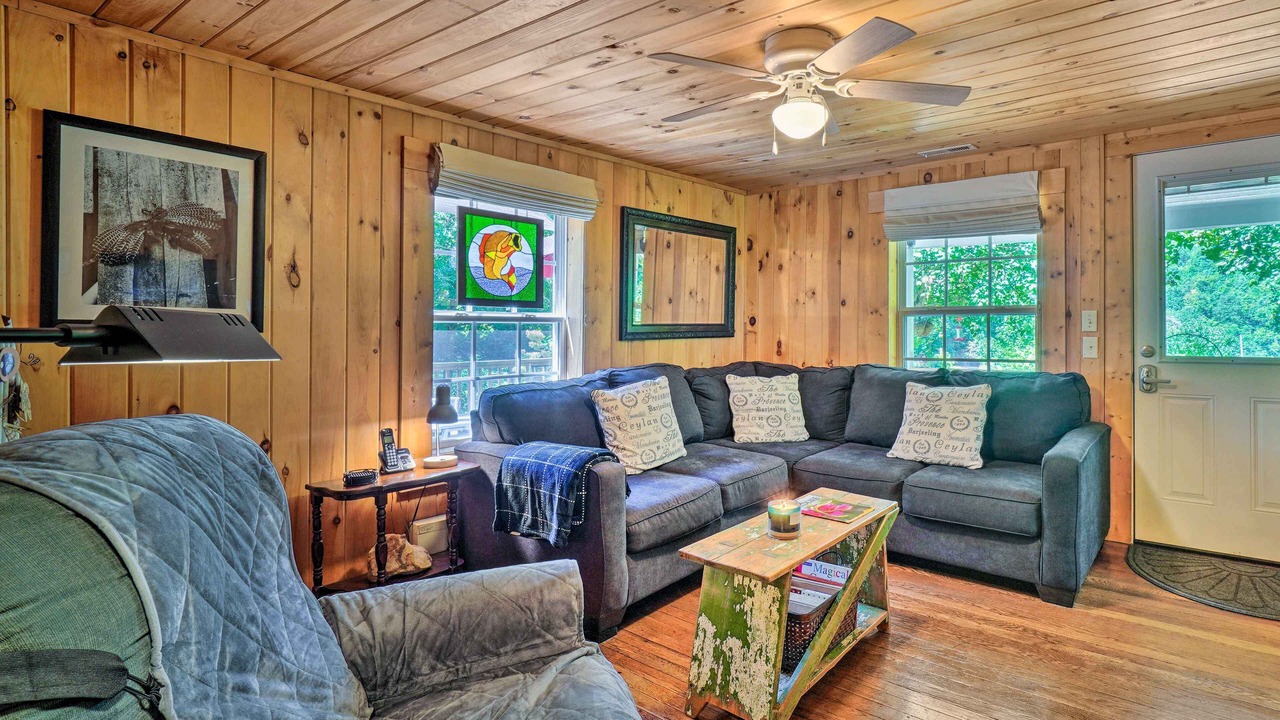 Photo of Livingroom in Newcomb