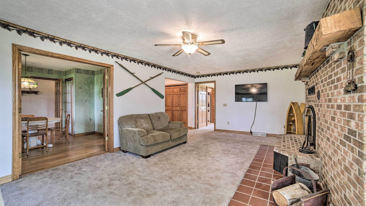 Photo of Livingroom in Bronson