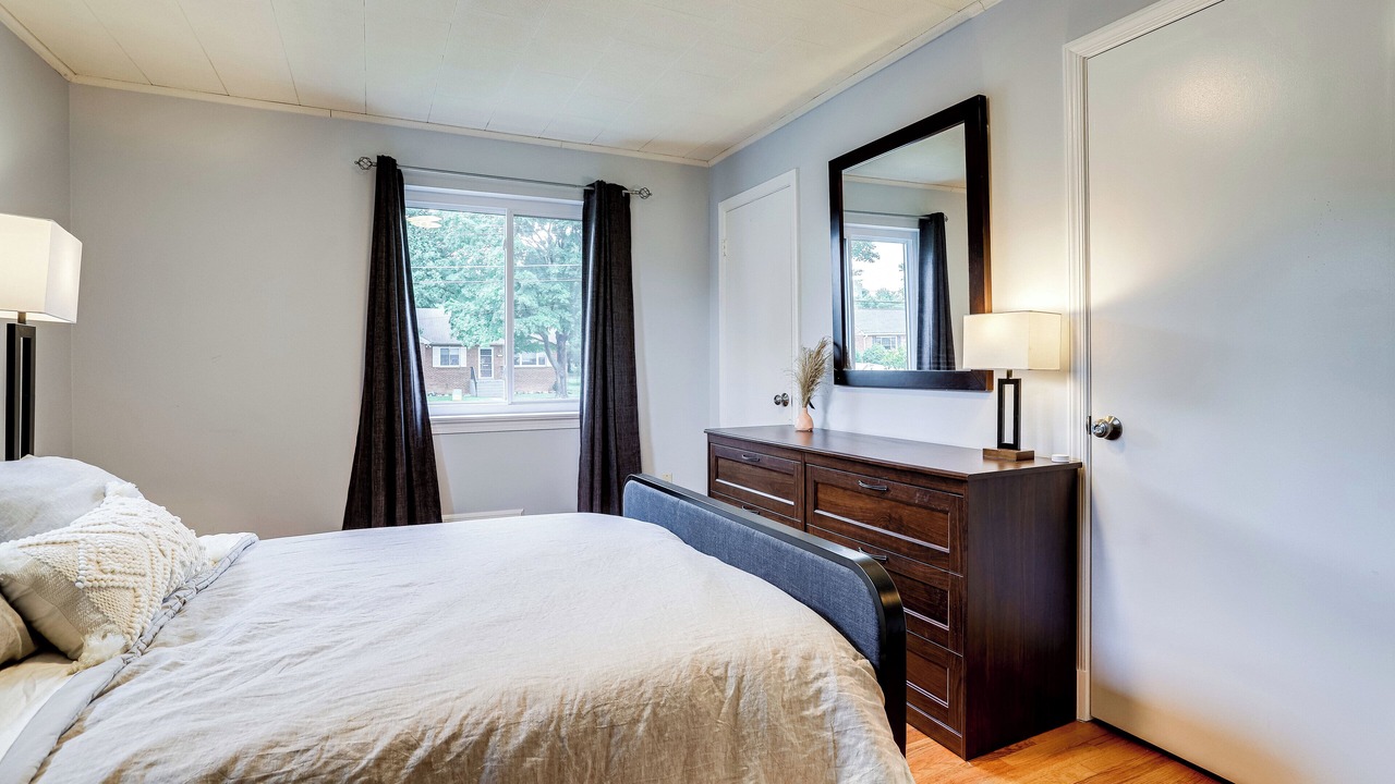 Photo of Bedroom in Baileys Crossroads