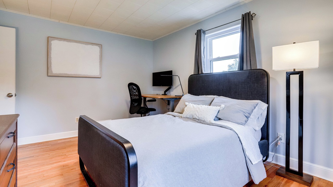 Photo of Bedroom in Baileys Crossroads