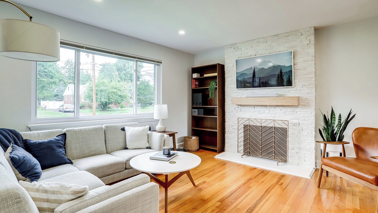 Photo of Livingroom in Baileys Crossroads