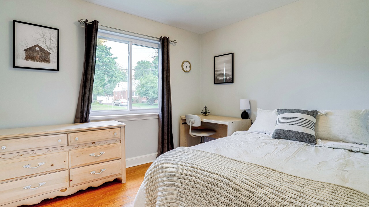 Photo of Bedroom in Baileys Crossroads