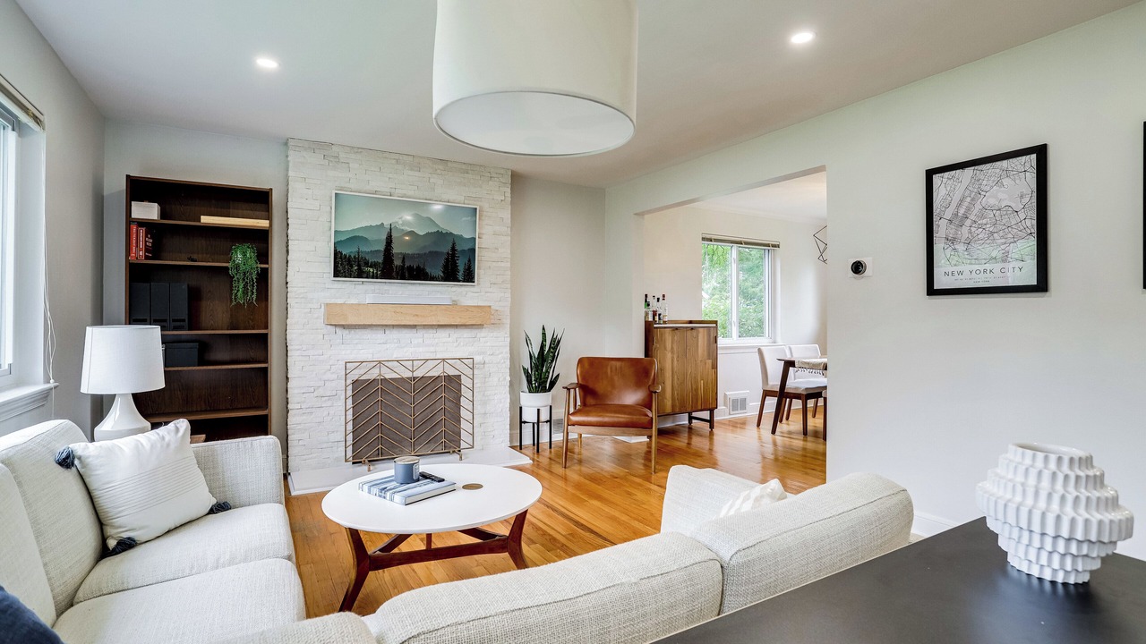 Photo of Livingroom in Baileys Crossroads