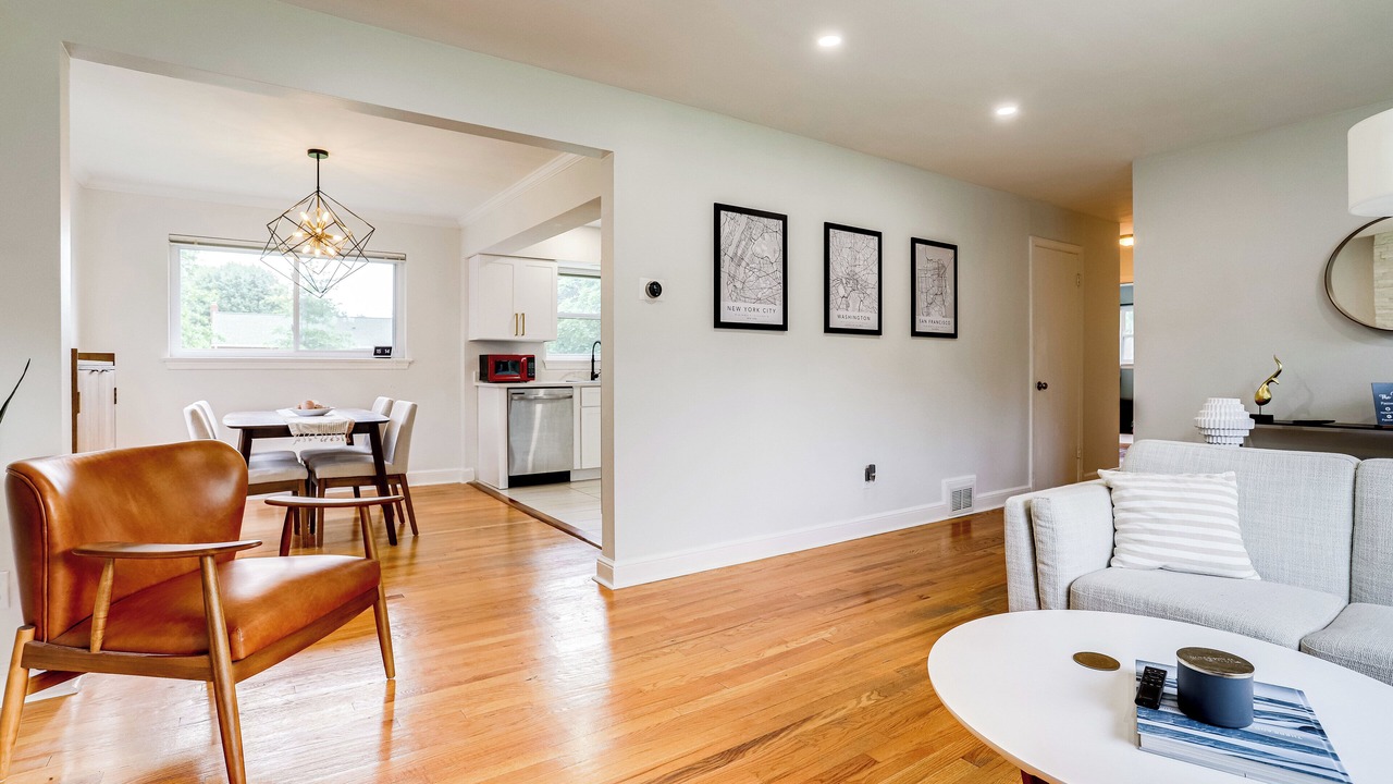 Photo of Livingroom in Baileys Crossroads