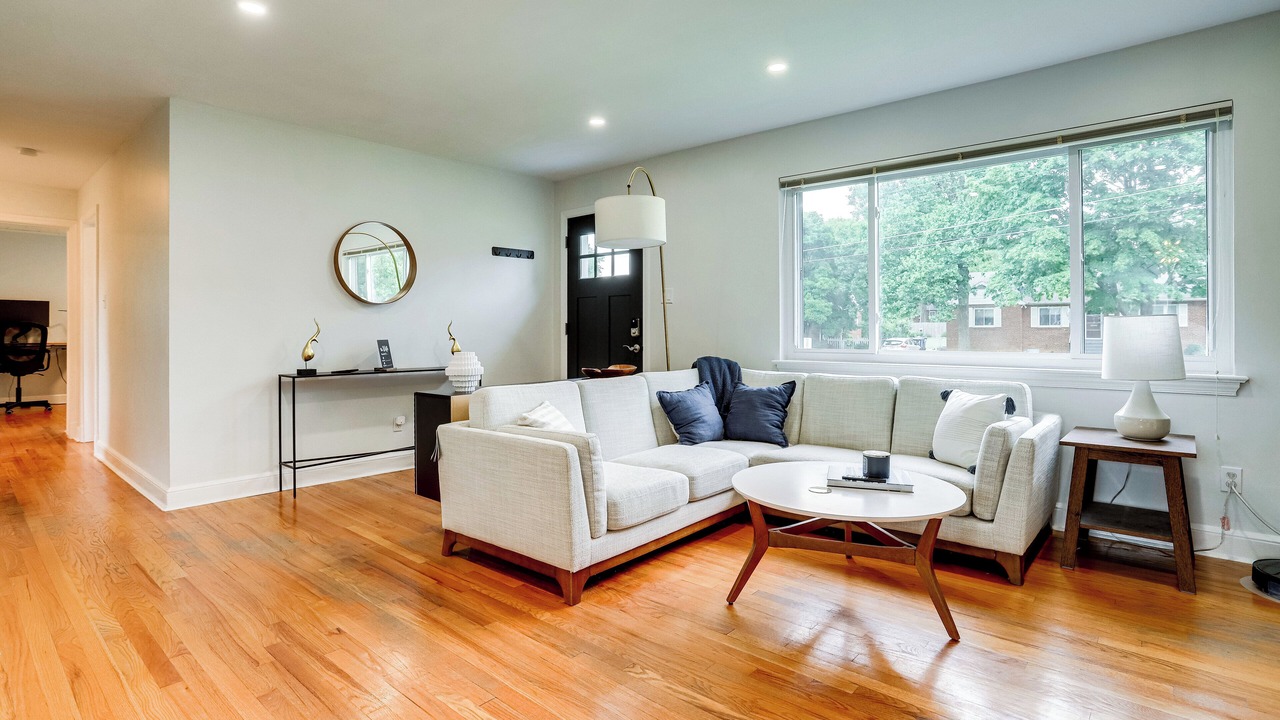 Photo of Livingroom in Baileys Crossroads